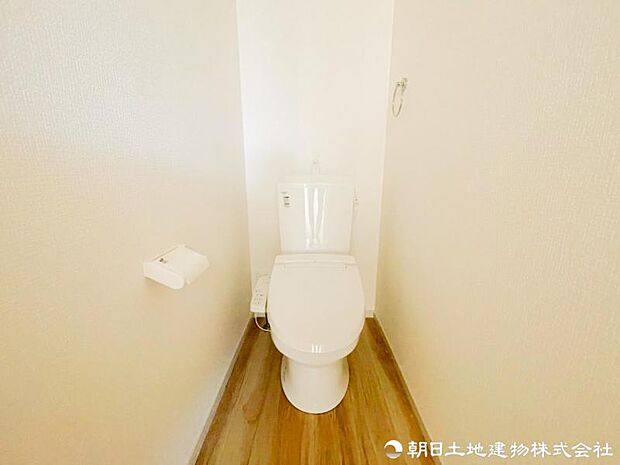 【トイレ】 落ち着いた雰囲気でまとめられたトイレ空間。毎日の使用を快適にサポートします。