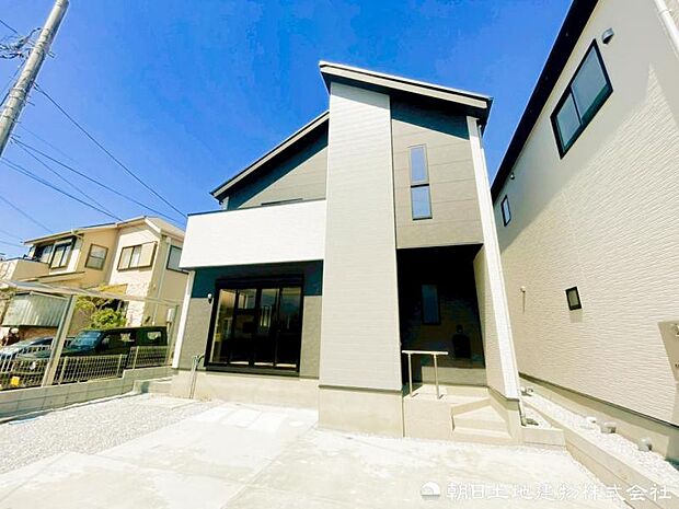 【外観写真】 周囲の環境と美しく馴染む外観フォルム。住宅街の中で程よい存在感を放ち、安心感のある住環境を形成しています。