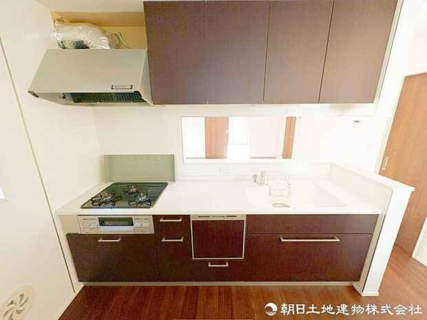 【キッチン】 引き出しタイプの収納を採用し、調味料やストック品も整理しやすいキッチン。使い勝手に配慮した設計です。