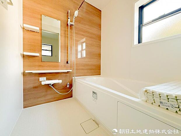 【バスルーム】 一日の疲れを癒す、ゆとりあるバスルーム。毎日使う場所だからこそ、リラックスできる広さと快適性にこだわりました。