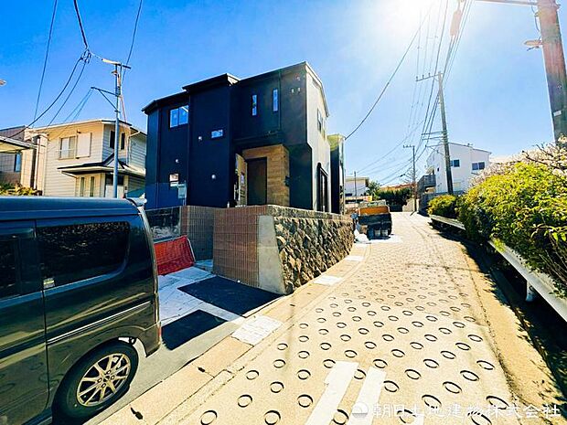 【前面道路】前面道路は車通りも少なくお車の運転が苦手な方も安心ですね。