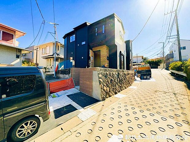 【外観写真】 陽光をたっぷりと取り込む設計思想。明るく開放的な住空間を外観からも感じられ、快適な暮らしを予感させてくれます。