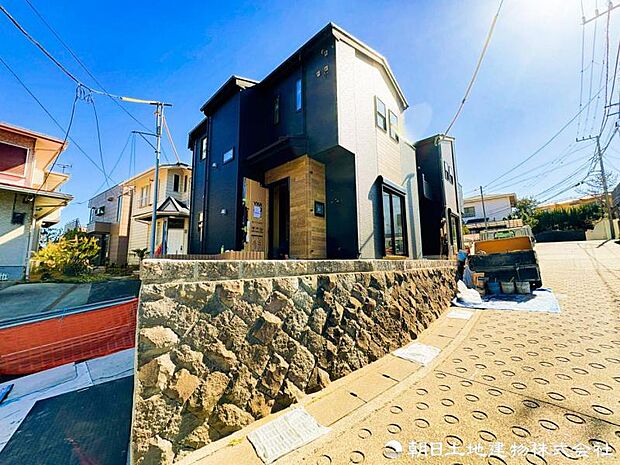 【外観写真】 存在感がありながらも落ち着きを感じさせる外観。住まう方の誇りとなる住まいです。