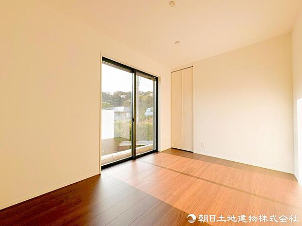 【洋室】 光と風を感じられる開放的な洋室。窓を開ければ爽やかな空気が通り抜け、心身ともにリラックスできる住空間です。