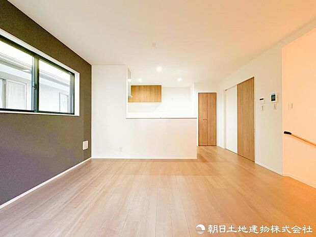 【リビング】 家族が自然と集まり、会話が生まれる明るいリビング。住まいの中心として、心地よい時間が流れる空間です。