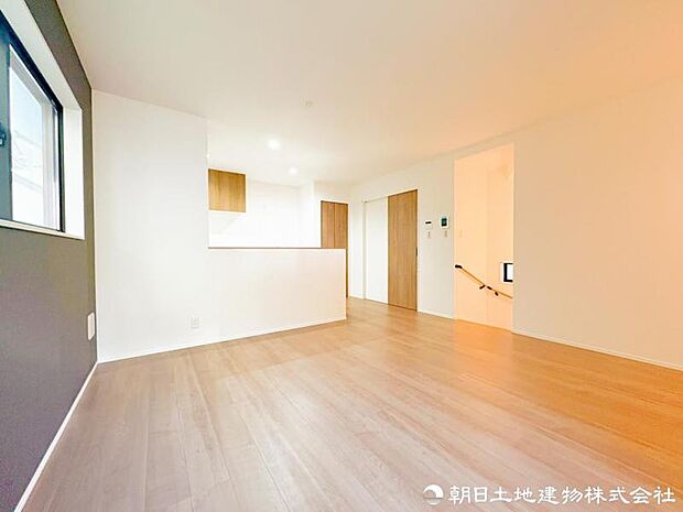 【リビング】 大きな窓から差し込む陽光が、室内をやさしく包み込みます。昼間は照明いらずの明るさを実感できます。