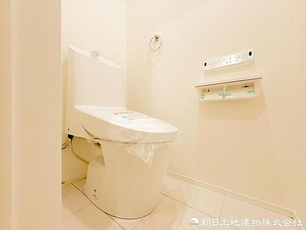 【トイレ】 落ち着いた雰囲気でまとめられたトイレ空間。毎日の使用を快適にサポートします。
