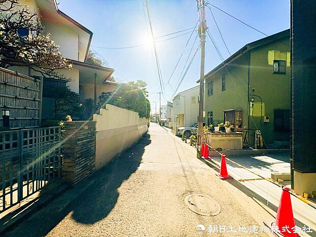 【前面道路】前面道路は車通りも少なくお車の運転が苦手な方も安心ですね。