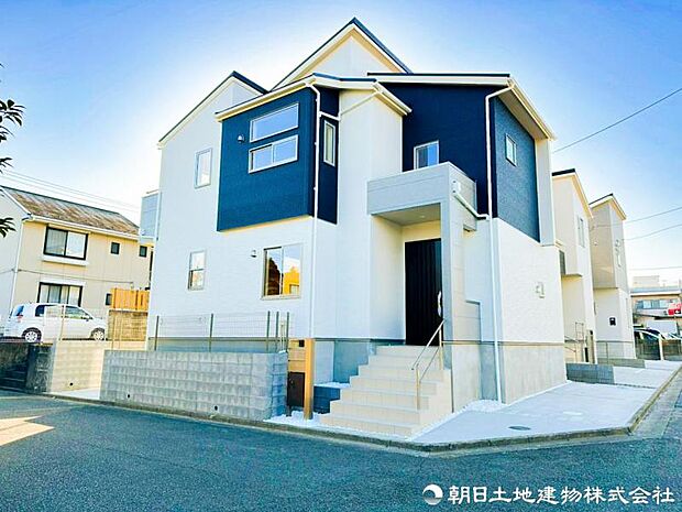 【外観写真】 爽やかな青空に映える外観。時間帯や季節によって表情を変え、毎日の帰宅が楽しみになる住まいです。