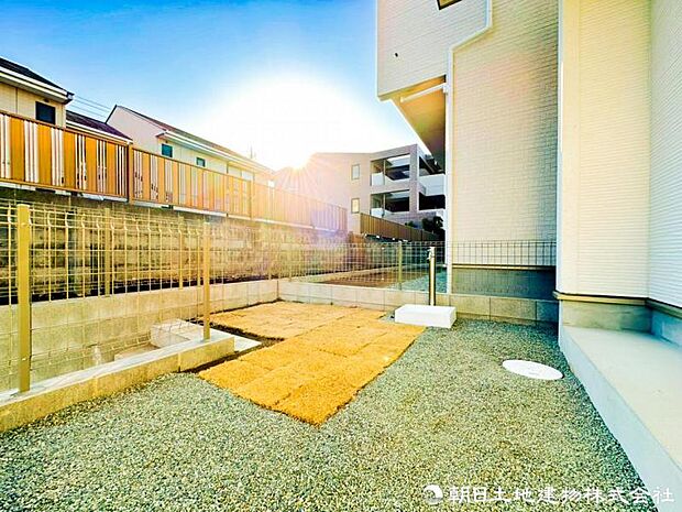 【庭】ここから始まる日常を期待させます。この場所には「希望」と「優越」で包み込んでくれる「特別」な空間があります。