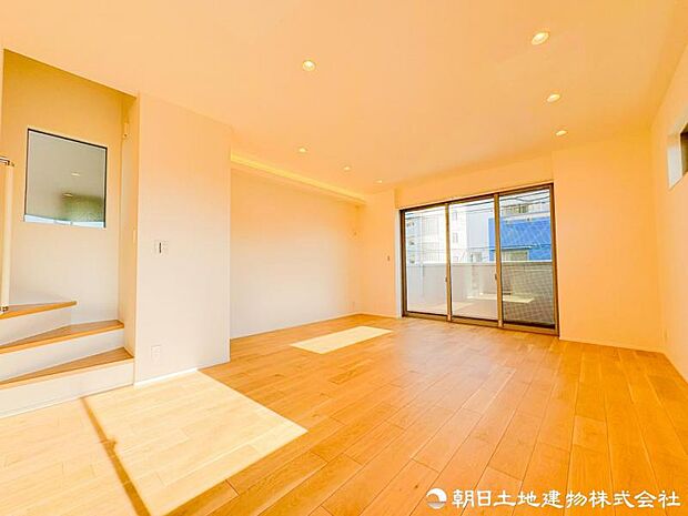 【リビング】 大きな窓から差し込む陽光が、室内をやさしく包み込みます。昼間は照明いらずの明るさを実感できます。