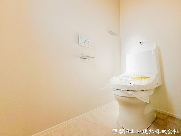 【トイレ】 落ち着いた雰囲気でまとめられたトイレ空間。毎日の使用を快適にサポートします。