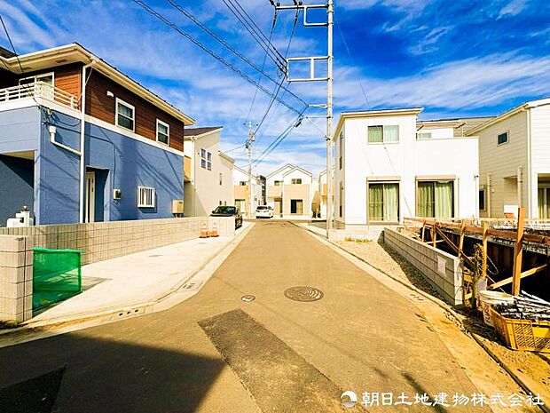 【前面道路】前面道路はゆとりがある為、お車の運転が苦手な方も安心ですね