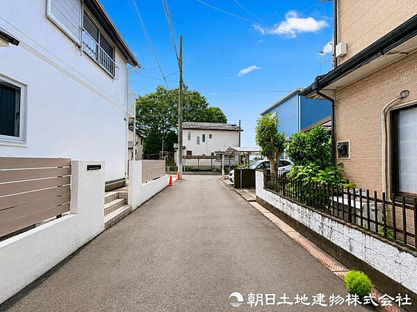 【前面道路】前面道路は車通りも少なく小さなお子様がいるご家庭でも安心です