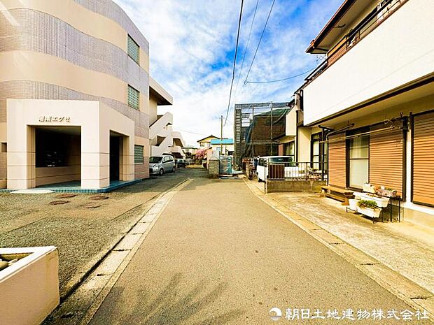 【前面道路】前面道路は車通りも少なくお車の運転が苦手な方も安心ですね。