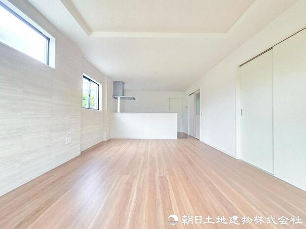 【リビング】 開放感あるLDKは家具配置もしやすく、家族それぞれの過ごし方に柔軟に対応できる設計です。