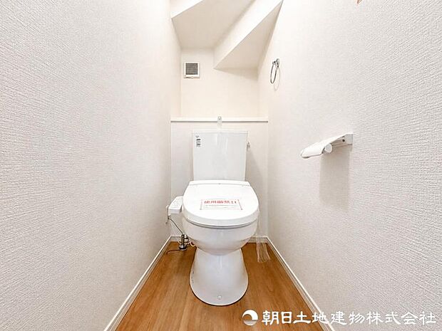 【トイレ】 落ち着いた雰囲気でまとめられたトイレ空間。毎日の使用を快適にサポートします。