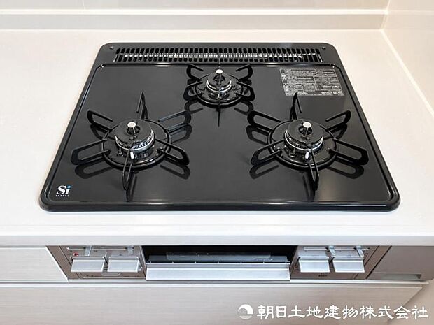 【コンロ】同時にたくさんの料理が調理できます。焼く・蒸す・煮るの工程を同時進行で進めることができるので、凝った料理もまとめて作ることができます。時短にもつながりますね。