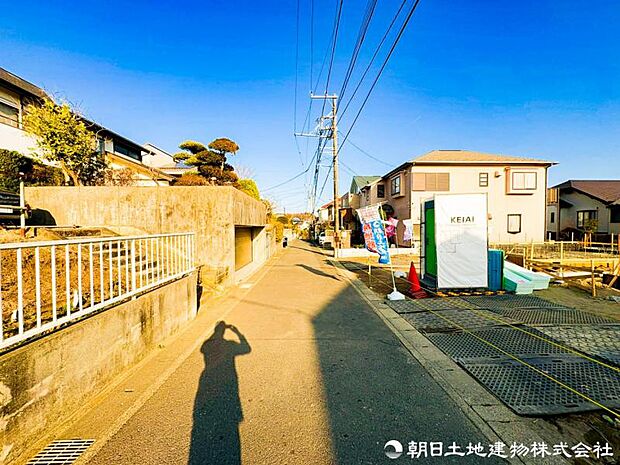 【前面道路】前面道路は車通りも少なくお車の運転が苦手な方も安心ですね。
