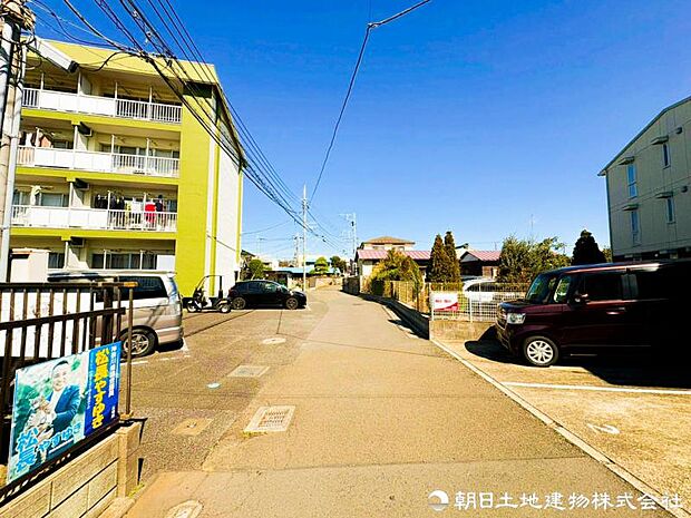 【前面道路】前面道路はゆとりがある為、お車の運転が苦手な方も安心ですね