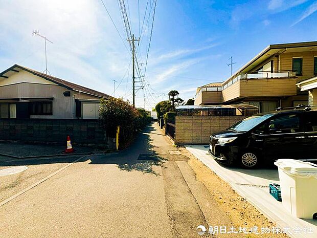 【前面道路】前面道路は車通りも少なくお車の運転が苦手な方も安心ですね。
