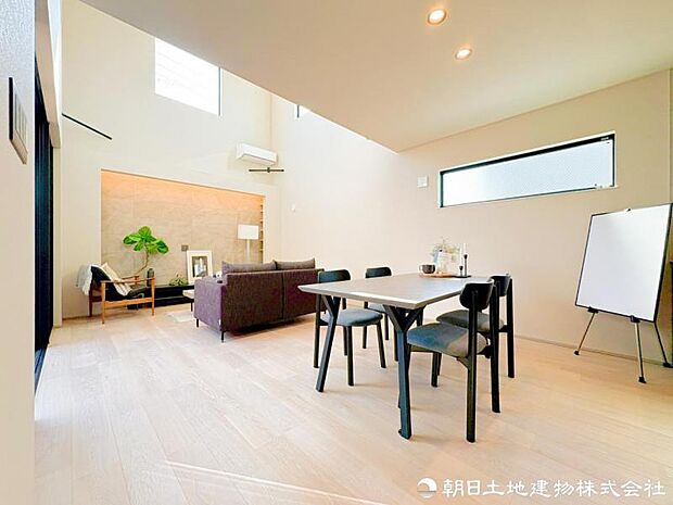 【リビング】 採光と通風を考慮した設計により、四季を通して快適な室内環境を実現しています。