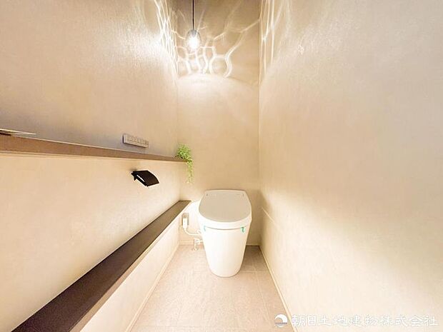 【トイレ】 落ち着いた雰囲気でまとめられたトイレ空間。毎日の使用を快適にサポートします。