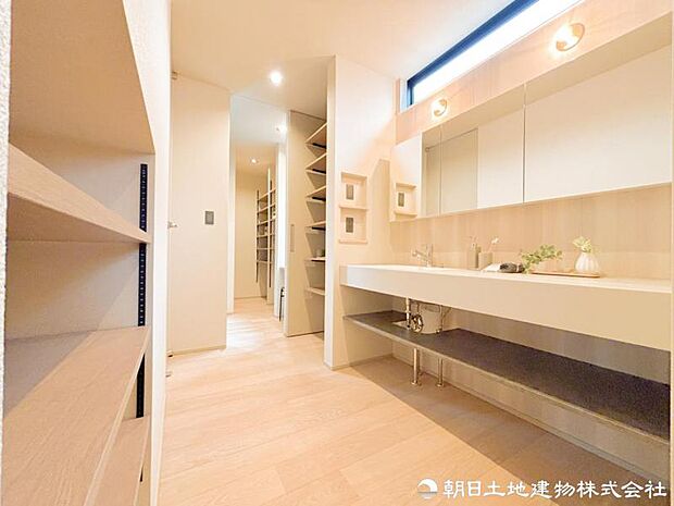 【洗面化粧台】 三面鏡洗面化粧台。身支度用品をすっきり収納でき、脱衣スペースも広く確保された快適な洗面空間です。