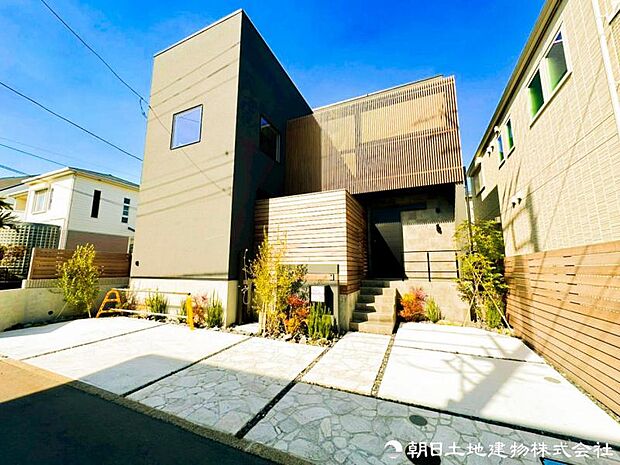 【外観写真】 爽やかな青空に映える外観。時間帯や季節によって表情を変え、毎日の帰宅が楽しみになる住まいです。