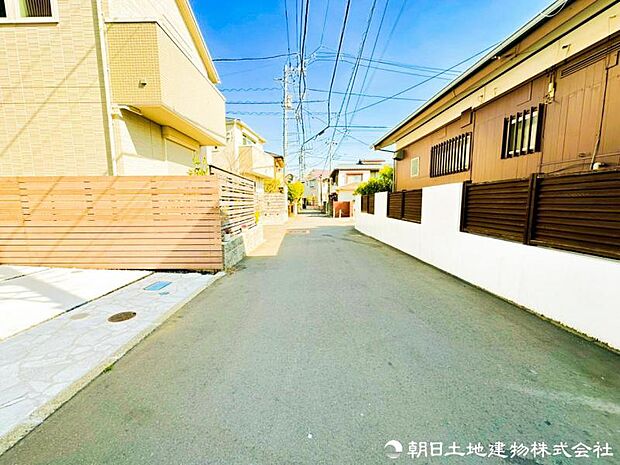 【前面道路】前面道路はゆとりがある為、お車の運転が苦手な方も安心ですね