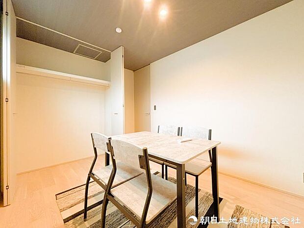 【洋室】 家族の時間も、自分だけの時間も大切にできる洋室。落ち着いた空間で、オンとオフを切り替えながら心地よくお過ごしいただけます。