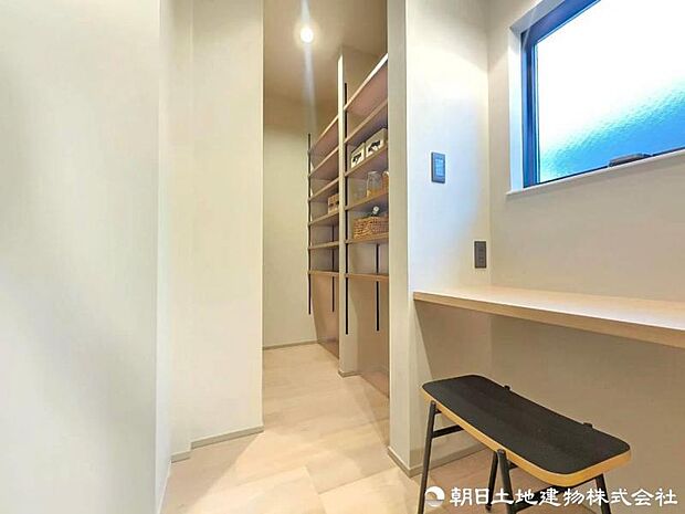 【デスクスペース】趣味部屋やリモートスペースとしても利用できるゆとりあるスペースになっております。