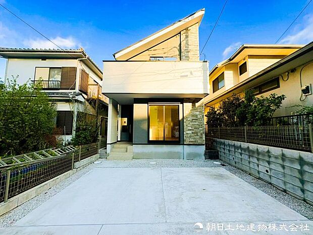 【外観写真】 街並みに調和する洗練された外観デザイン。落ち着いた佇まいの中に上質さを感じる住まいで、住むほどに愛着が深まる邸宅です。