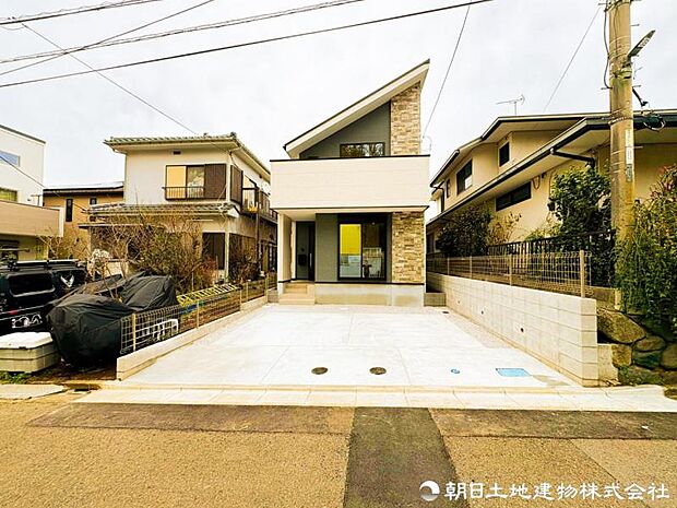 【外観写真】 街並みに調和する洗練された外観デザイン。落ち着いた佇まいの中に上質さを感じる住まいで、住むほどに愛着が深まる邸宅です。