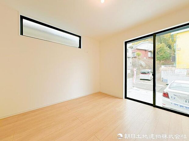 光と風を感じられる開放的なお部屋。窓を開ければ爽やかな空気が通り抜け、心身ともにリラックスできる住空間です。