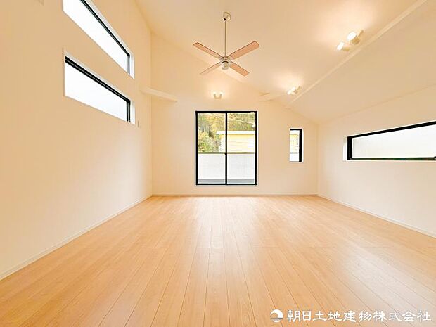 【リビング】 家族が自然と集まり、会話が生まれる明るいリビング。住まいの中心として、心地よい時間が流れる空間です。