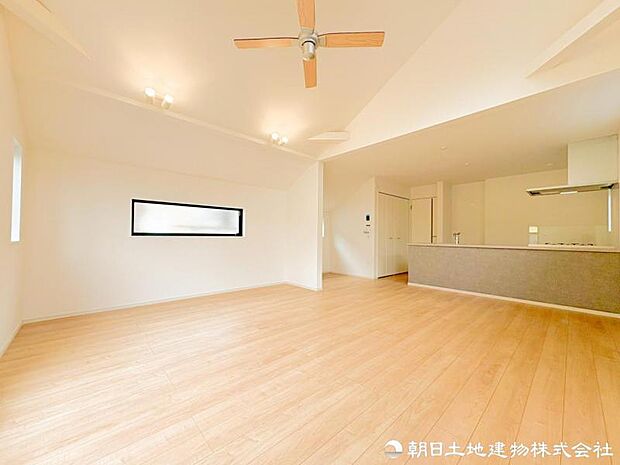 【リビング】 食事・団らん・くつろぎが自然につながる空間構成。日常の何気ない時間が心地よい思い出に変わります。