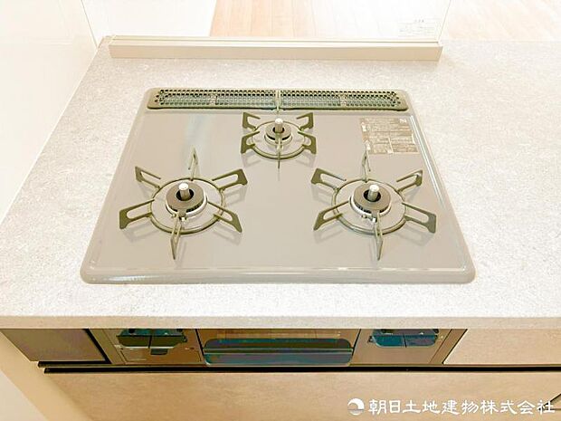 【コンロ】システムキッチンは、料理がしやすい3口コンロを採用。煮ながら、焼きながら、茹でながらストレスなく出来ます。