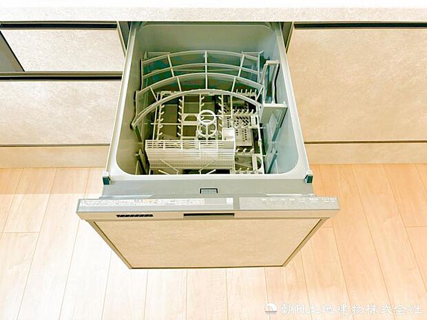 【食洗機】食後の片付けを任せられる食洗機を標準装備。家事の時短につながり、家族との時間を大切にできる嬉しい設備です。