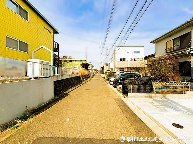 【前面道路】前面道路はゆとりがある為、お車の運転が苦手な方も安心ですね