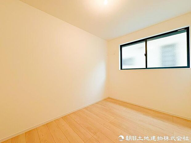 家具の配置がしやすい整った形状のお部屋。ベッドやデスクも無理なくレイアウトでき、寝室はもちろん趣味部屋や書斎としても使える十分な広さを確保しています。