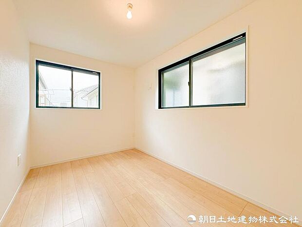 陽当りと通風に配慮した快適なお部屋。家族との距離感を保ちつつ、自然とつながりを感じられる設計で、毎日の暮らしに心地よさをもたらします。