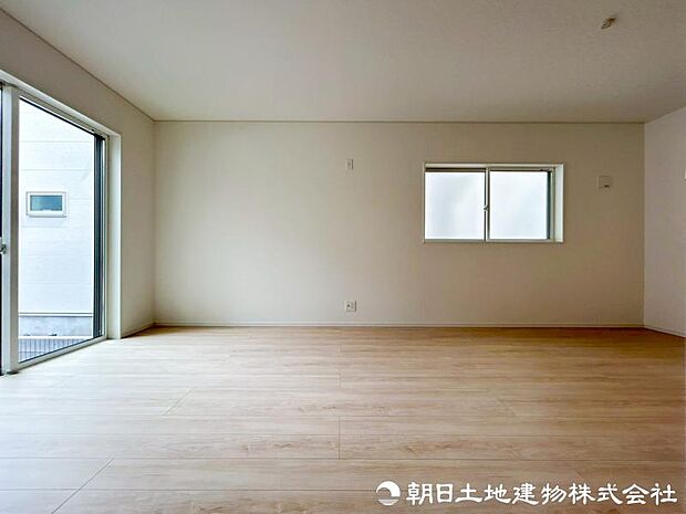 【リビング】 家族が自然と集まり、会話が生まれる明るいリビング。住まいの中心として、心地よい時間が流れる空間です。