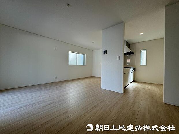 【リビング】 大きな窓から差し込む陽光が、室内をやさしく包み込みます。昼間は照明いらずの明るさを実感できます。