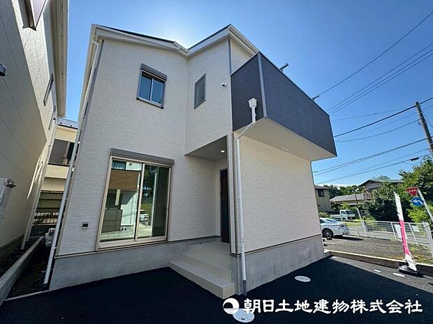 【外観写真】 陽光をたっぷりと取り込む設計思想。明るく開放的な住空間を外観からも感じられ、快適な暮らしを予感させてくれます。