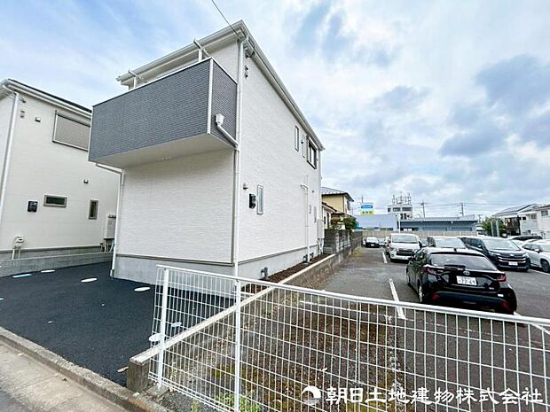 【外観写真】 陽光をたっぷりと取り込む設計思想。明るく開放的な住空間を外観からも感じられ、快適な暮らしを予感させてくれます。