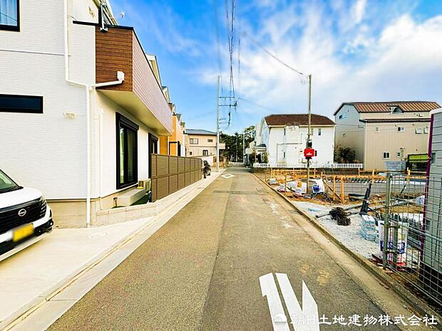 【前面道路】前面道路はゆとりがある為、お車の運転が苦手な方も安心ですね