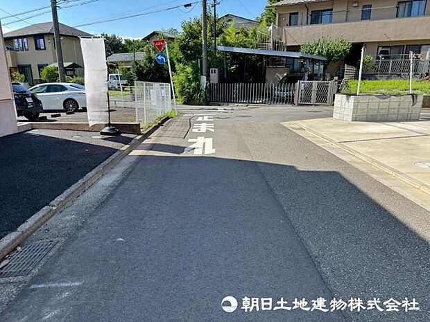 【前面道路】前面道路はゆとりがある為、お車の運転が苦手な方も安心ですね