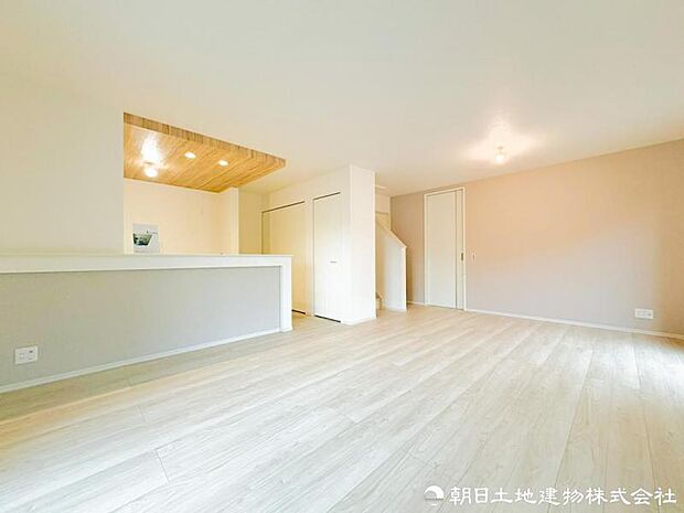 【リビング】 開放感あるLDKは家具配置もしやすく、家族それぞれの過ごし方に柔軟に対応できる設計です。