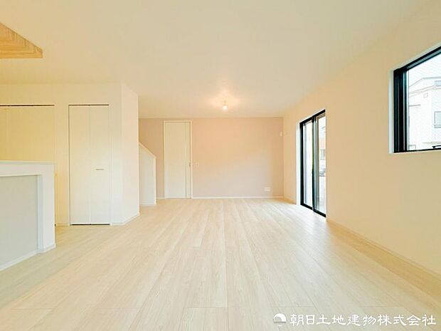 【リビング】 食事・団らん・くつろぎが自然につながる空間構成。日常の何気ない時間が心地よい思い出に変わります。